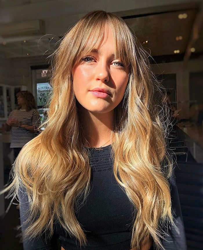 Frange, coupe, coiffeur, lyon, salon de coiffure, style capillaire, hairbangs, curry hair, cheveux lisse, cheveux ondulés